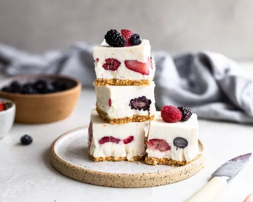 No-Bake Mixed Berry Cheesecake Bars